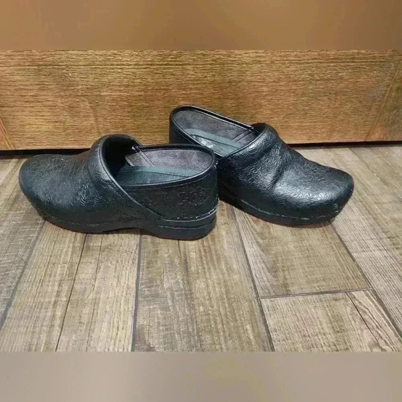 Dansko Professional Black Tooled Floral Clogs Size 38 - Picture 1 of 6